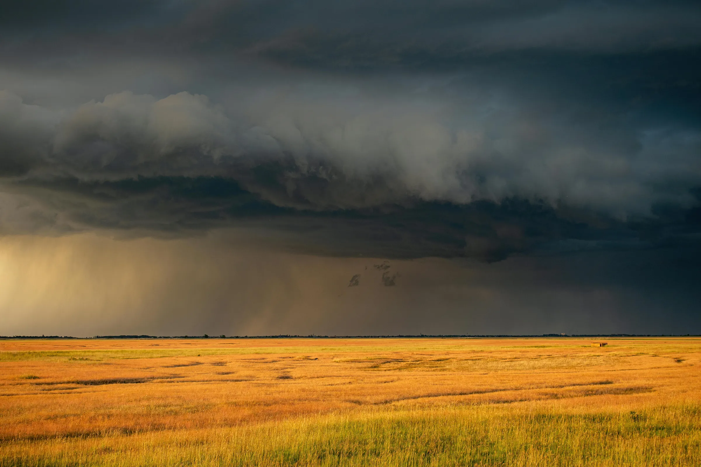 Cellule de précipitation s'abattant sur une vaste steppe — l'orage qui menace un territoire entier