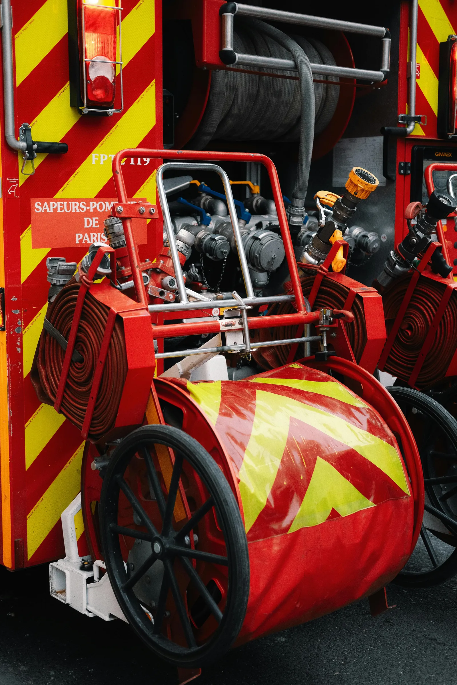 Camion de pompiers Sapeurs-Pompiers de Paris avec lances et tuyaux