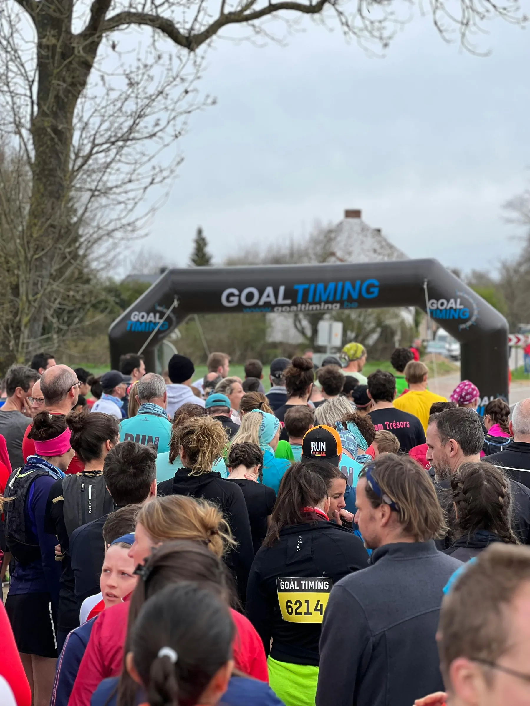 Départ de course à pied avec coureurs sous une arche Goal Timing
